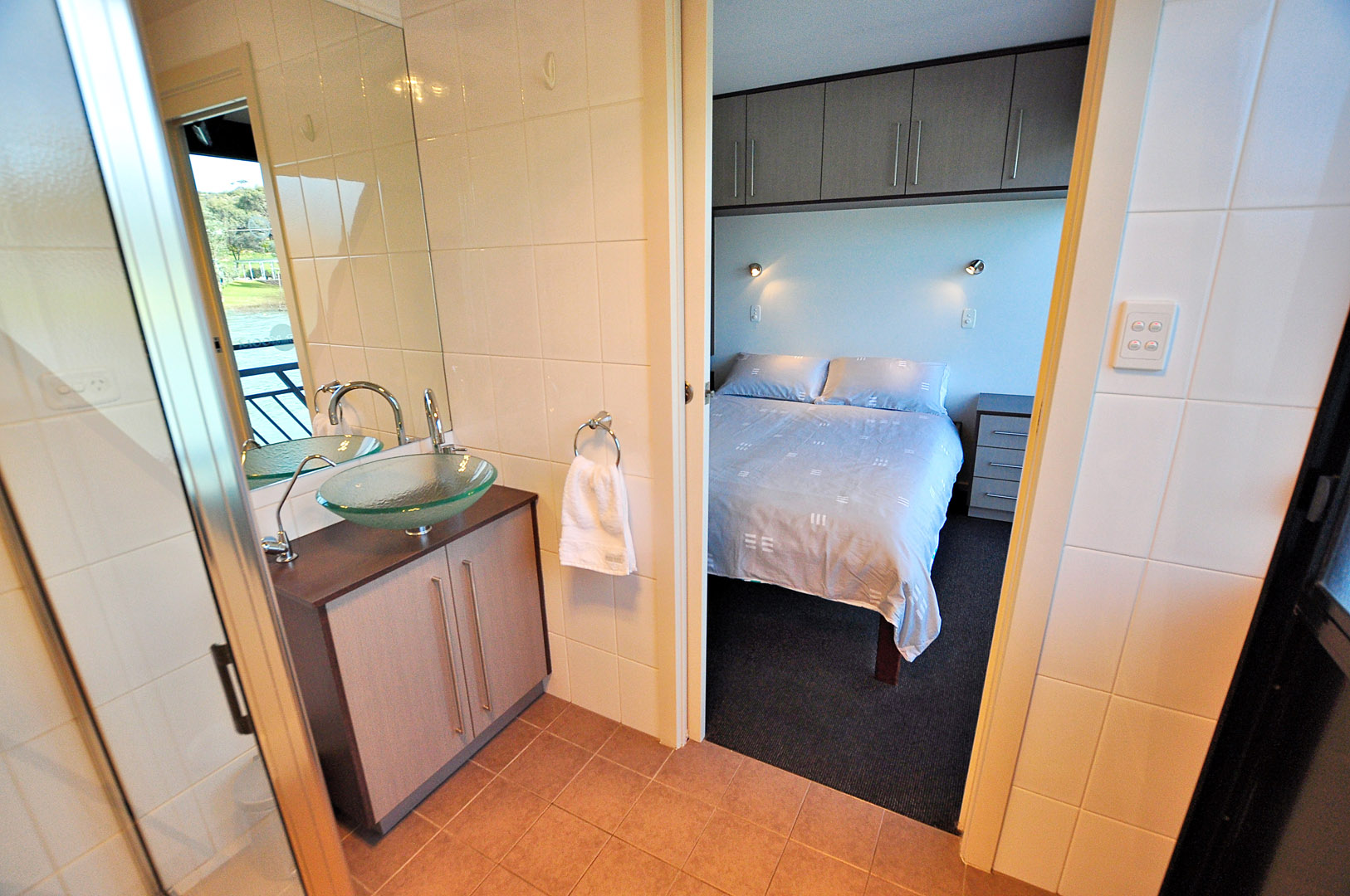 Moon Dance Houseboat Bedroom