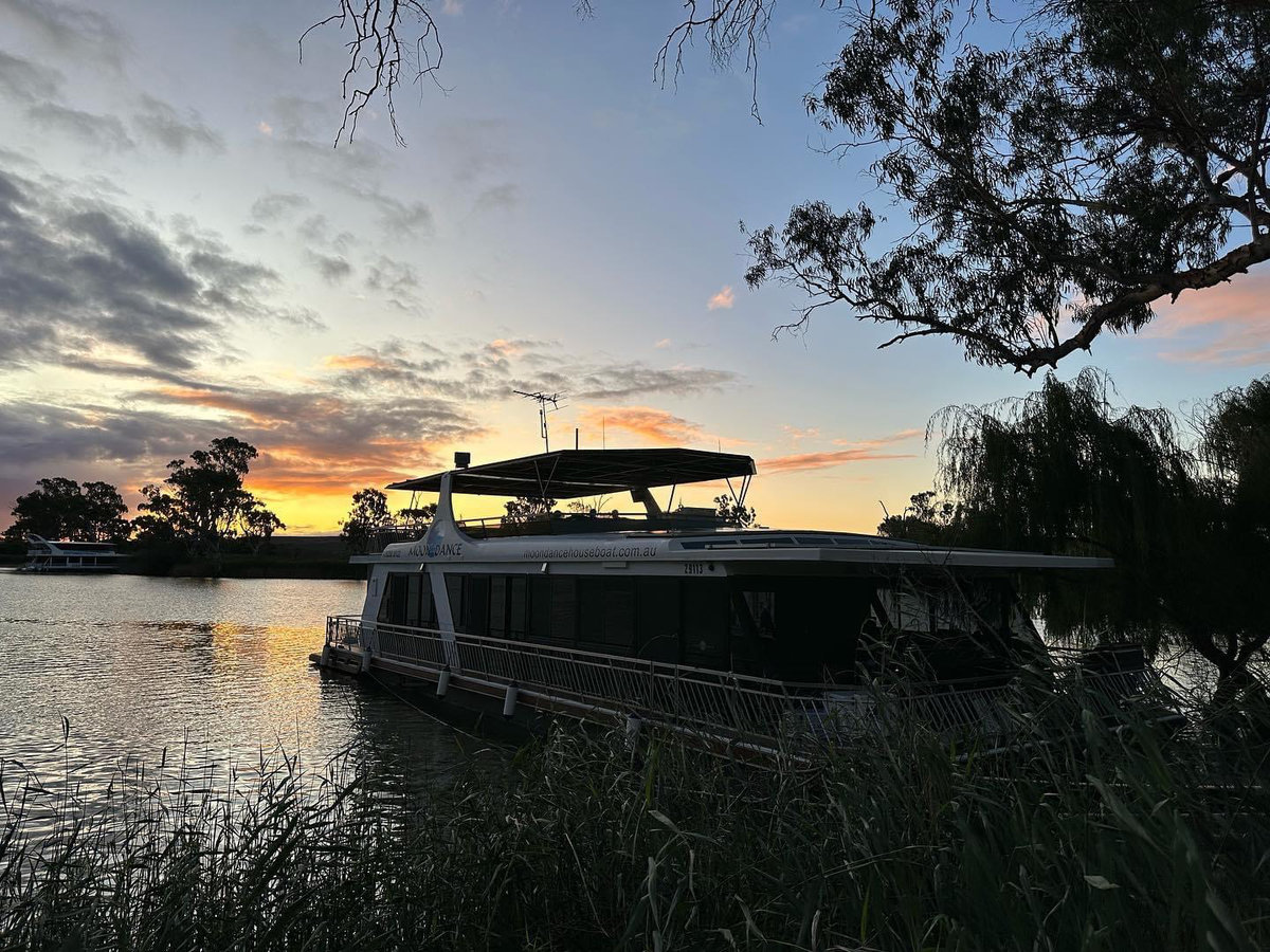 Moon Dance Houseboat Bedroom Sunset